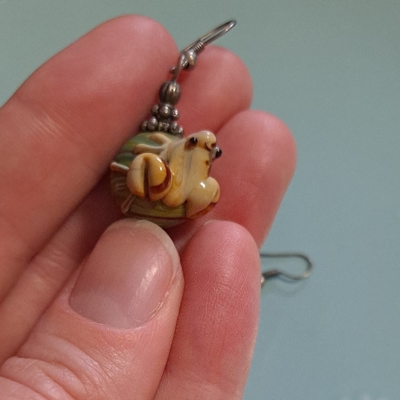 Adorable handmade lampwork glass frog earrings - Picture 3 of 6